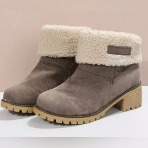 Grey Chunky Heeled Convertible Mid-Calf/Ankle Faux Fur Lined Snow Boots. size 7